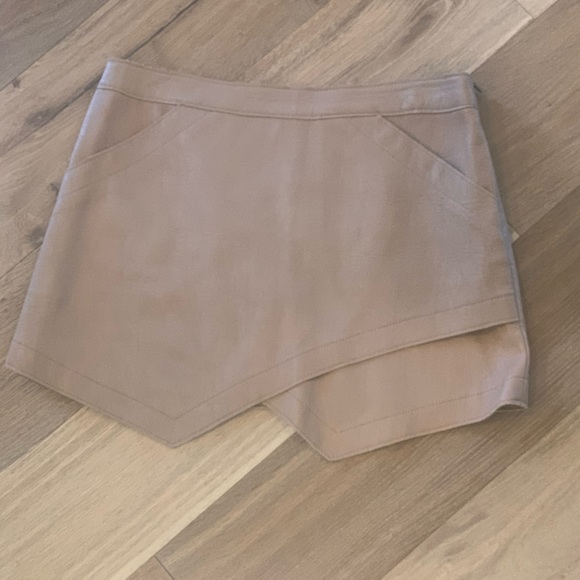 BCBGMaxAzria Owen Faux Leather Asymmetric Hem Mini Skirt Size Medium Y2K - Picture 5 of 9